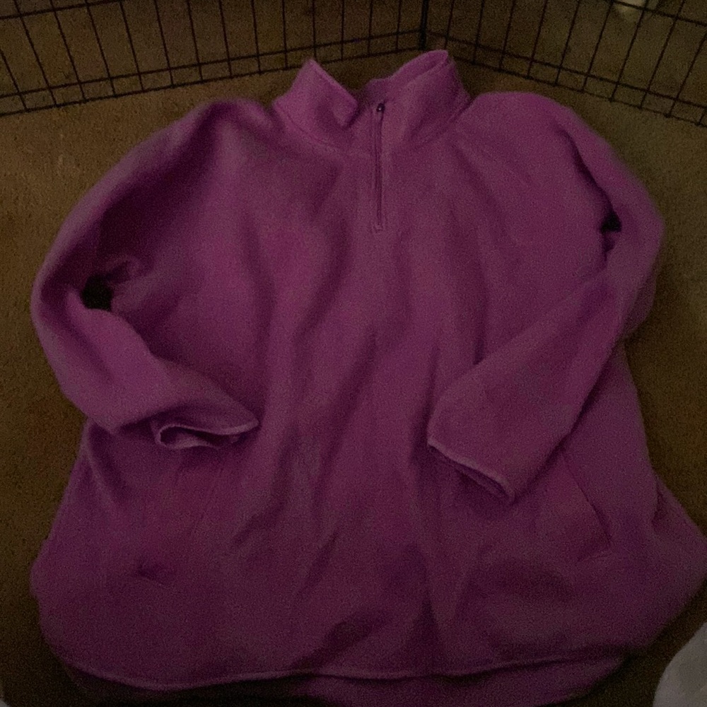 Cute, athletic jacket/sweatshirt great for golf